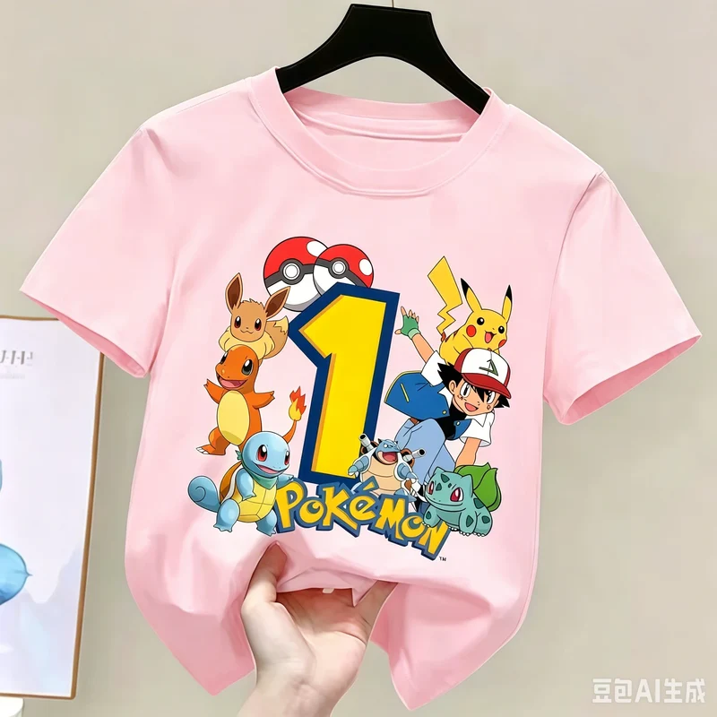 Simpatica maglietta rosa a tema Pokémon per il compleanno, con stampati l'età e l'anno.