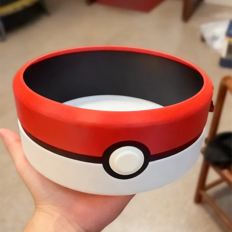 Scatola, piatto e altri accessori per conservare le Poké Ball Pokémon.