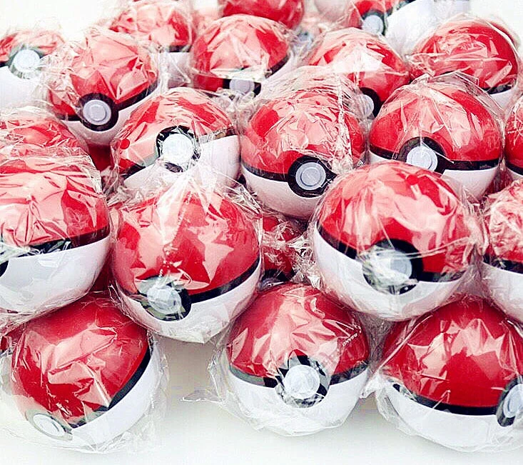 30 pezzi Pokeball con figure Pokemon