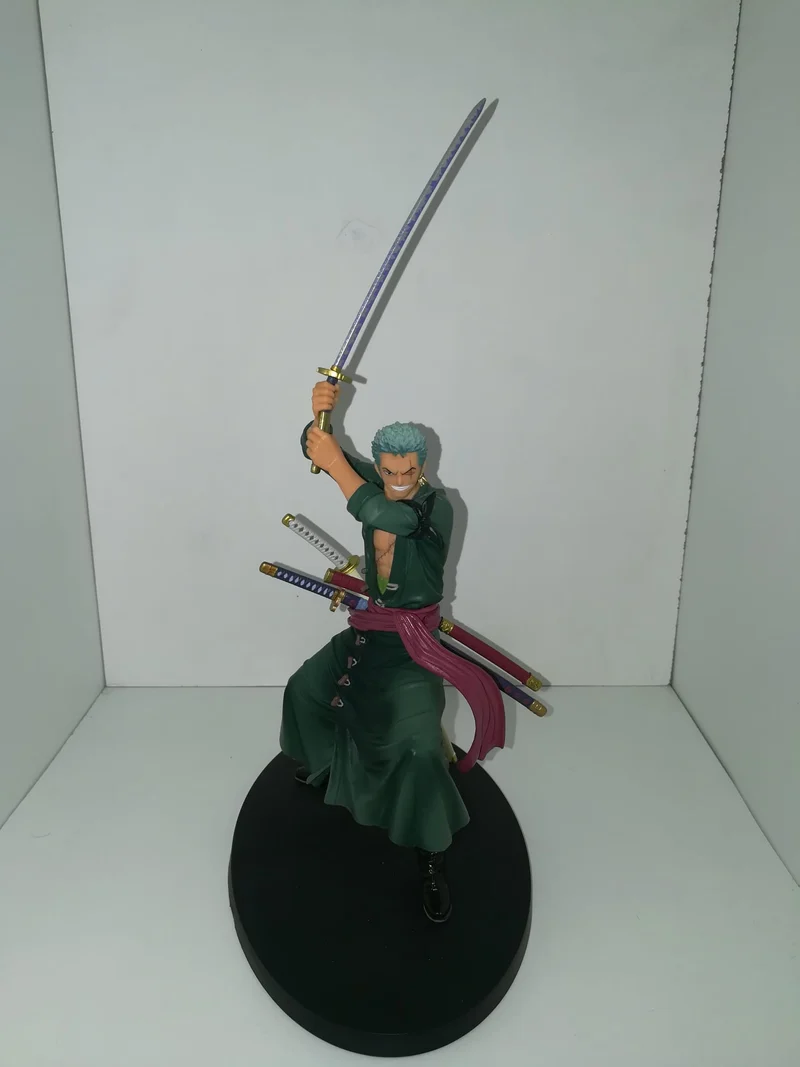 ONE PIECE RORONOA ZORO FIGURE (esposizione fiera)NUOVA(e stata riparata a una gamba)(manca la scatola,rubata in fiera)(da 49,90 a 29,90)