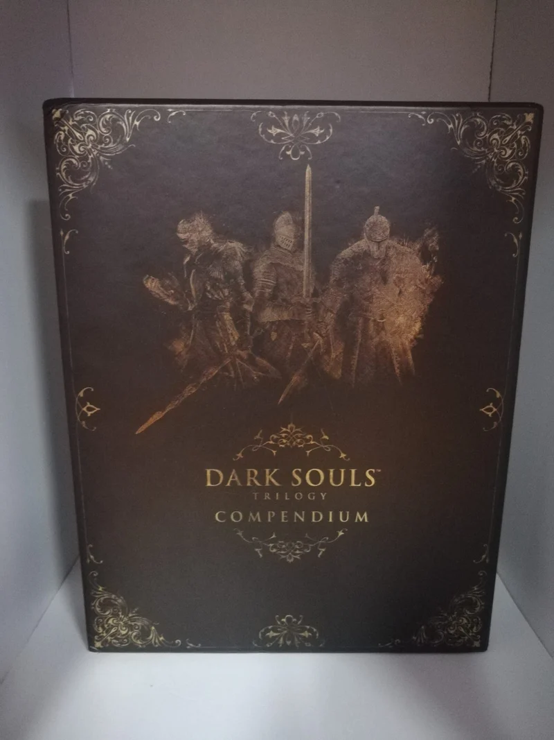 DARK SOULS TRILOGY COMPENDIUM (nuova)(si e rotto il cellofan)