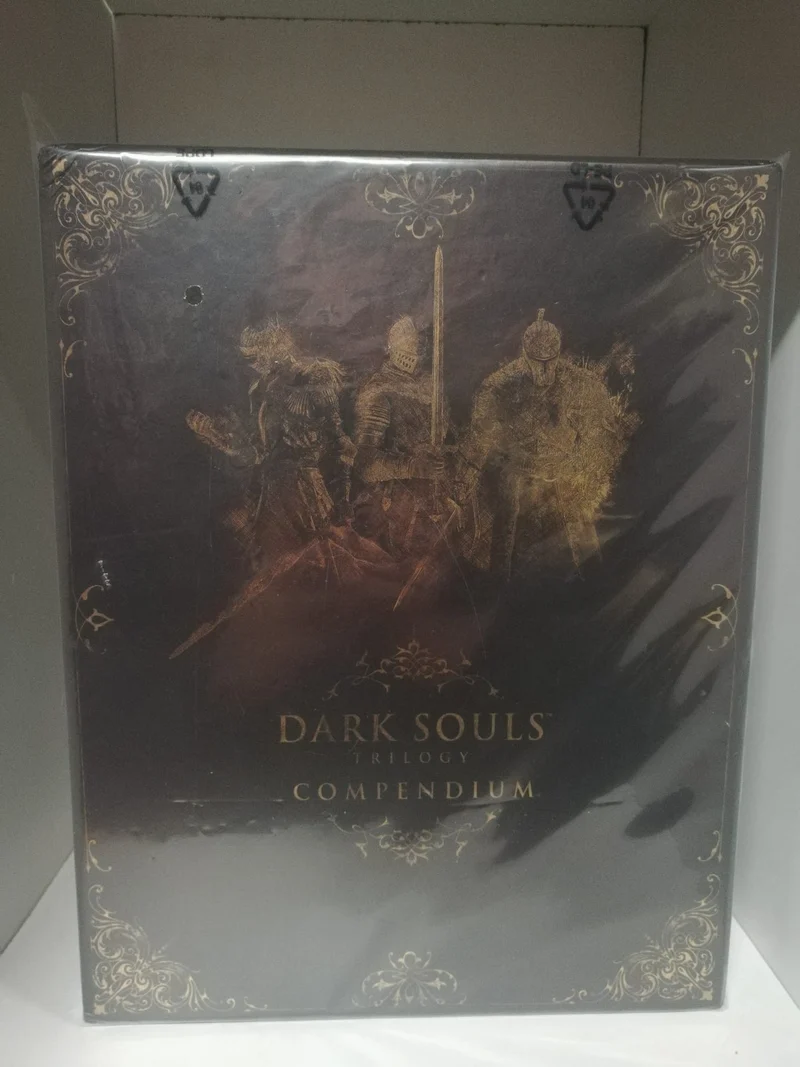 DARK SOULS TRILOGY COMPENDIUM GUIDA (nuova)e stata sostituita la pellicola esterna
