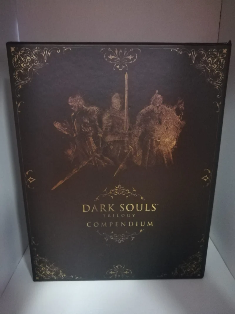 DARK SOULS TRILOGY COMPENDIUM GUIDA (usata)(e rovinato leggermente solo l'involucro esterno come da foto)